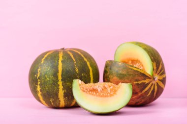 Pembe pastel arka plan üzerinde Tay kavun, tropikal meyve