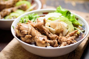 Haşlanmış tavuk kanadı ve ayaklar ile pirinç erişte çorbası