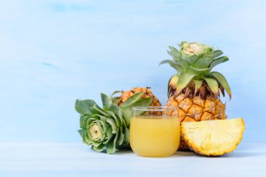 Pastel arka planda ananas suyu