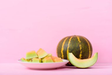 Pembe pastel arka plan üzerinde Dilimlenmiş Tay kavun, tropikal meyve