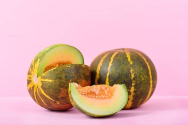 Pembe pastel arka plan üzerinde Tay kavun, tropikal meyve