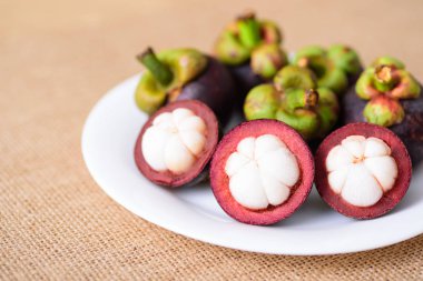 Beyaz tabakta olgun mangosten meyve, Tay meyve