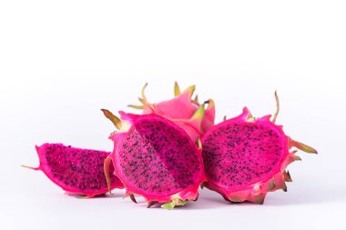 Beyaz arka planda kırmızı ejderha meyvesi, tropikal meyve