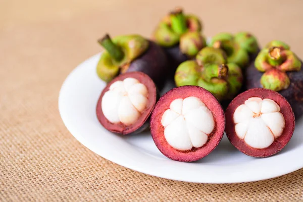 Fructe Mangosteen Coapte Farfurie Albă Fructe Thailandeze — Fotografie, imagine de stoc