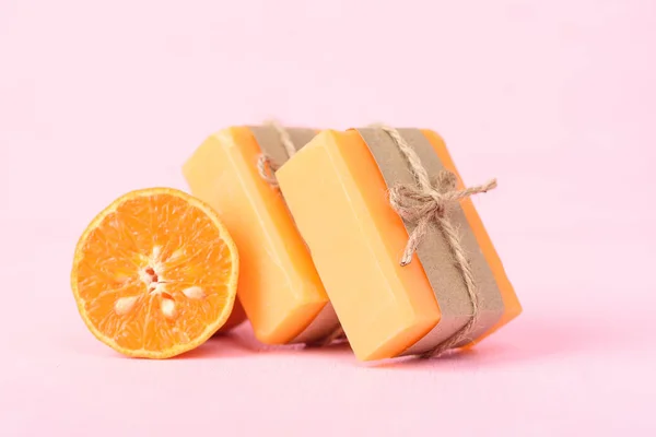 Envoltura Jabón Naranja Con Papel Cinta Sobre Fondo Rosa Jabón — Foto de Stock