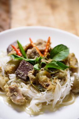 Pirinç erişte ile Tay yeşil köri tavuk