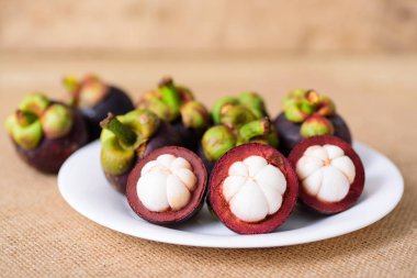 Beyaz tabakta taze mangosten meyve, Tay meyve