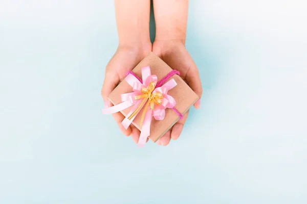 Presentförpackning Hand För Att Pastell Bakgrund — Stockfoto