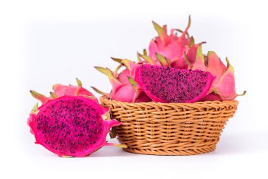 Beyaz arka plan üzerinde sepet kırmızı ejderha meyve, tropikal meyve