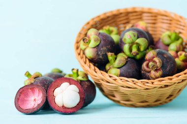 Pastel arka planda taze mangosteen meyvesi, Tayland meyvesi.