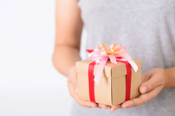 Manos Mujer Sosteniendo Caja Regalo Para Dar Día Especial — Foto de Stock