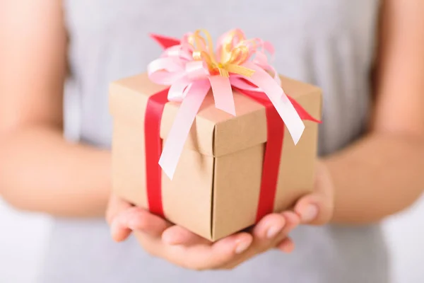 Manos Mujer Sosteniendo Caja Regalo Para Dar Día Especial — Foto de Stock