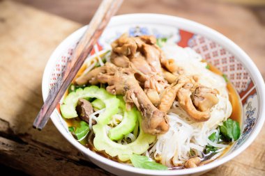 Haşlanmış tavuk kanadı ve ayaklar ile pirinç erişte çorbası