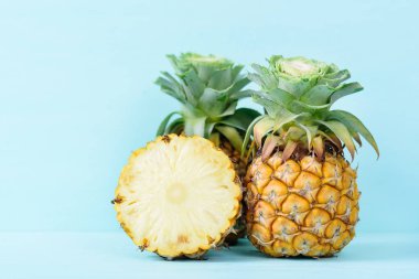 Pastel arkaplanda taze ananas