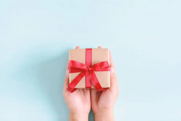 Manos Sosteniendo Caja Regalo Con Cinta Roja Para Dar Sobre — Foto de Stock