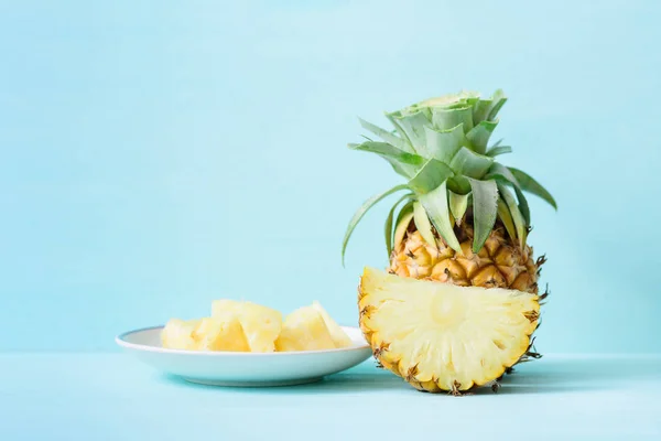 Gesneden ananas fruit op pastel kleur achtergrond — Stockfoto