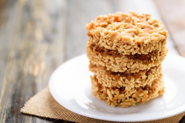 Kızarmış tatlı, karpuz suyu ve şekerli pirinç, Tayland yemeği (Khao Tan Nam Tangmo))