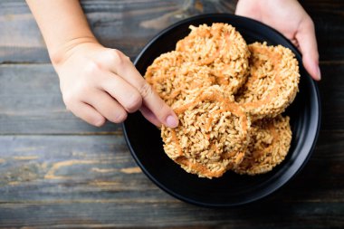 Kızarmış tatlı, karpuz suyu ve şekerli pirinç, Tayland yemeği (Khao Tan Nam Tangmo))