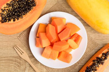 Dilimlenmiş papaya meyvesi. Yemeye hazır, tropik meyve.