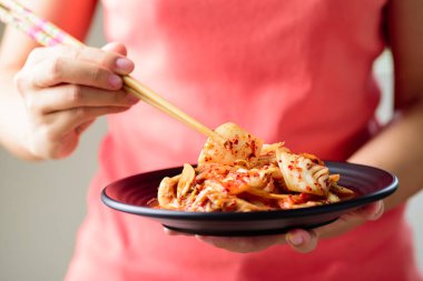 Elle tutulan ve yenilen kimchi lahanası, Kore yemeği.