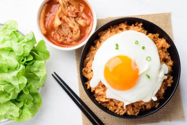 Kimchi pilavı, kızarmış yumurta, kase ve çubuk, Kore yemeği.