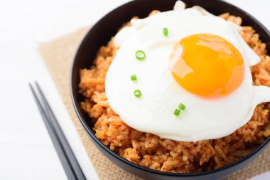 Kimchi pilavı, kızarmış yumurta, kase ve çubuk, Kore yemeği.