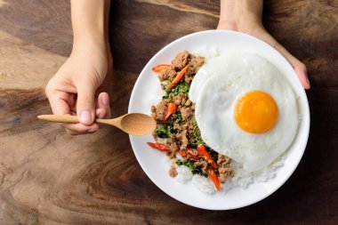 Tayland yemeği, kızarmış kutsal fesleğen kıymalı ve sahanda yumurtalı (Pad Kaprao Moo Kai Dao) tabakta elle tutulan ve yenen