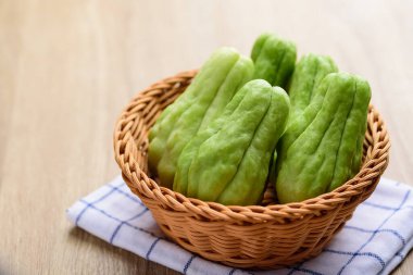 Chayote squash ya da sepetteki Mirlition squash, organik sebze, yenilebilir bitki meyvesi