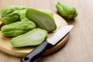 Chayote squash ya da Mirlition squash tahtanın üzerinde yemek pişirmeye hazırlanıyor.