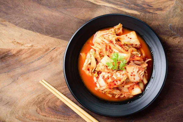 Kimchi Chou Sur Assiette Avec Baguettes Sur Fond Bois Nourriture — Photo