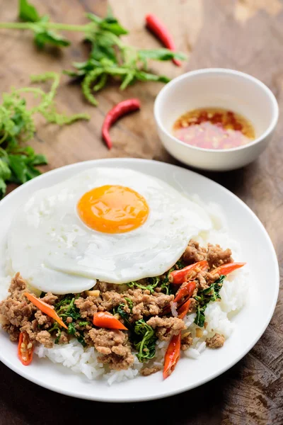 Comida Tailandesa Manjericão Santo Frito Com Carne Porco Picada Ovo — Fotografia de Stock