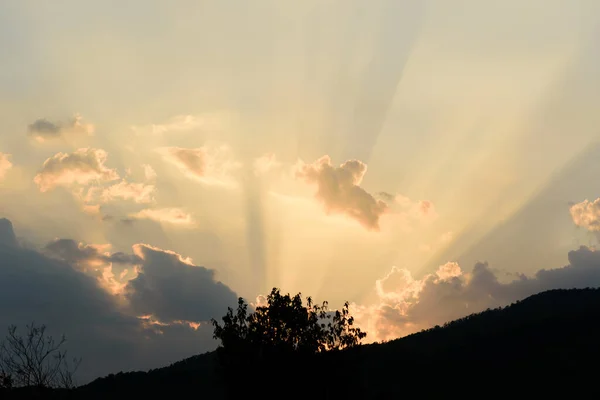 Ciel Avec Nuages Lumière Soleil Avant Coucher Soleil Dessus Montagne — Photo