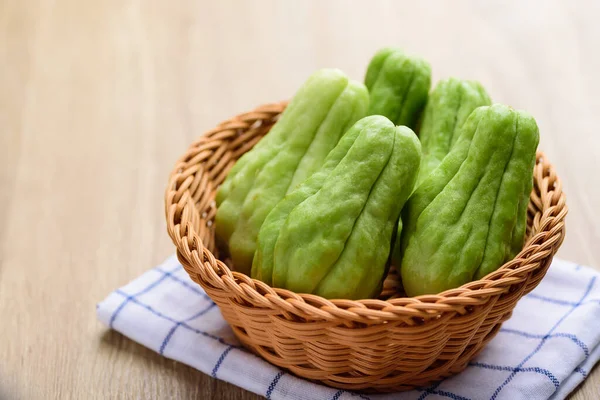 Squash Lub Mirlition Chayote Koszyku Warzywa Organiczne Jadalne Owoce Roślinne — Zdjęcie stockowe