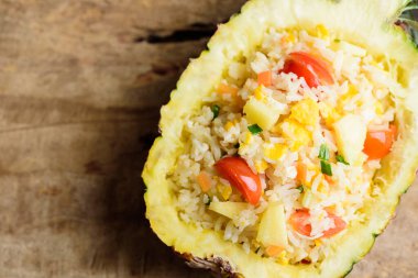 Ananaslı pilav, ahşap arka planda ananas meyve kasesi, vejetaryen yemeği.