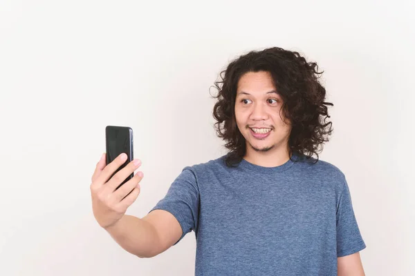 Portrait Homme Asiatique Souriant Tenant Téléphone Mobile Pour Selfie Appel — Photo