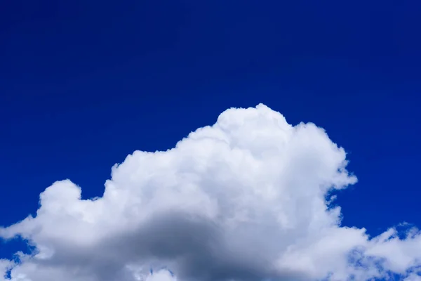 Blå Himmel Med Moln Dag Sommarsäsong Natur Bakgrund — Stockfoto