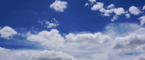 Blå Himmel Med Moln Dag Sommarsäsong Natur Bakgrund — Stockfoto