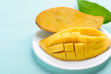 Olgun mango meyvesi beyaz tabakta dilimlenmiş, yemeye hazır, tropikal meyve, Tayland mangosu (Nam Dok Mai)