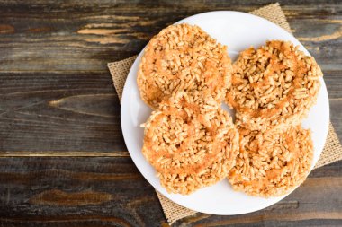 Çubuk şekerli kızarmış tatlı pirinç, Tayland yemeği (Khao Tan)