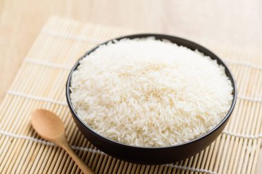 Organik Tayland Jasmine pirinç taneleri pişmeye hazırlanıyor.