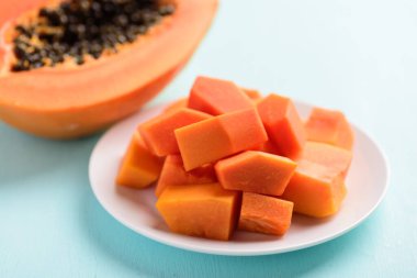 Dilimlenmiş papaya meyvesi. Yemeye hazır, tropik meyve.