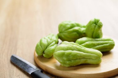 Chayote squash ya da Mirlition squash tahtası, organik sebze, yenilebilir bitki meyvesi.