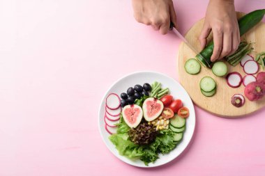 Sebzeli salata, tabakta meyve, vejetaryen yemeği.