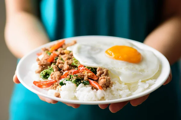 Comida Tailandesa Manjericão Santo Frito Com Carne Porco Picada Ovo — Fotografia de Stock