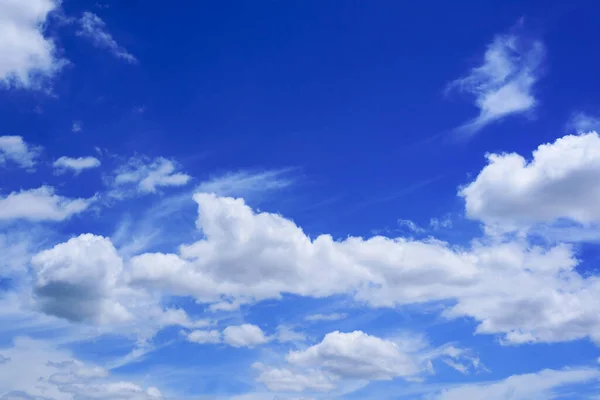 Cielo Azul Con Nubes Cúmulos Día Temporada Verano — Foto de Stock
