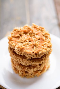 Tayland yemeği, beyaz tabağa şeker serpiştirilmiş tatlı çıtır pirinç (Khao Tan)