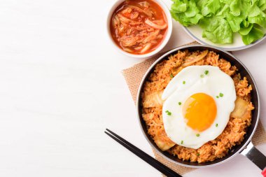 Kimchi pilavı ve yumurta, küçük bir tavada, Kore yemeği.