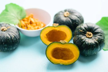 Yeşil Japon balkabağı pişirmeye hazırlanıyor, organik sebze.