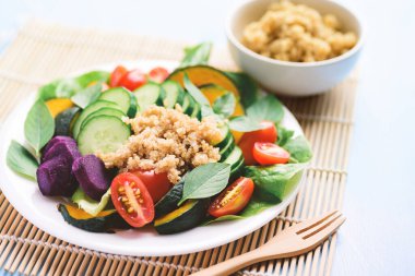 Sebzeli salata kinoa tohumları, sağlıklı vejetaryen yemekleri.