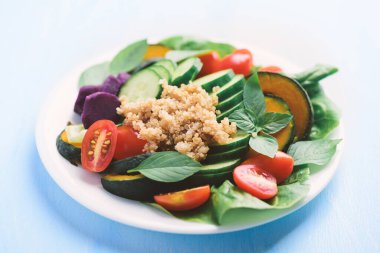 Sebzeli salata kinoa tohumları, sağlıklı vejetaryen yemekleri.